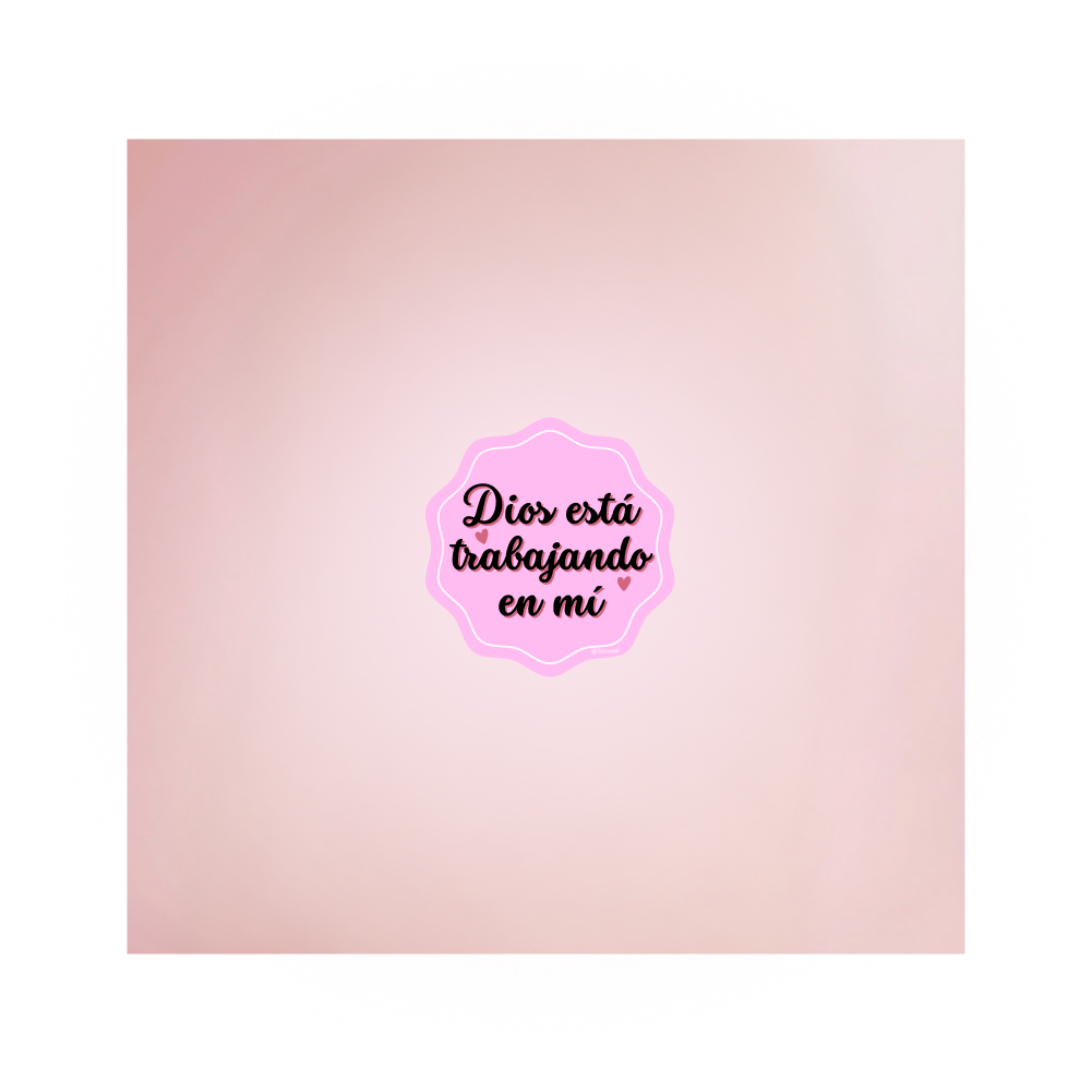 Dios está trabajando en mí (rosa, texto negro)